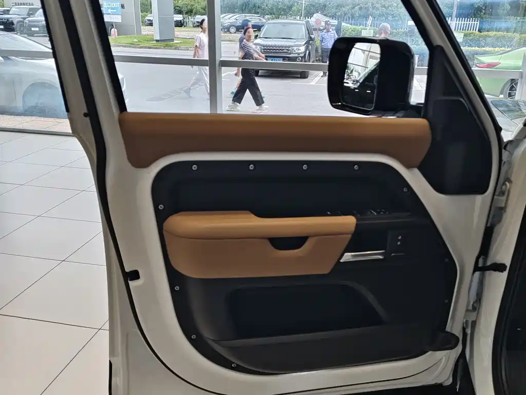 Land Rover Defender — миниатюра 4
