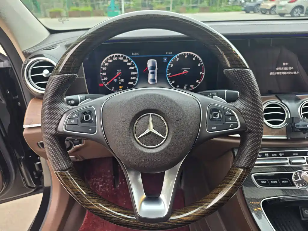 Mercedes-Benz E-Class — миниатюра 10