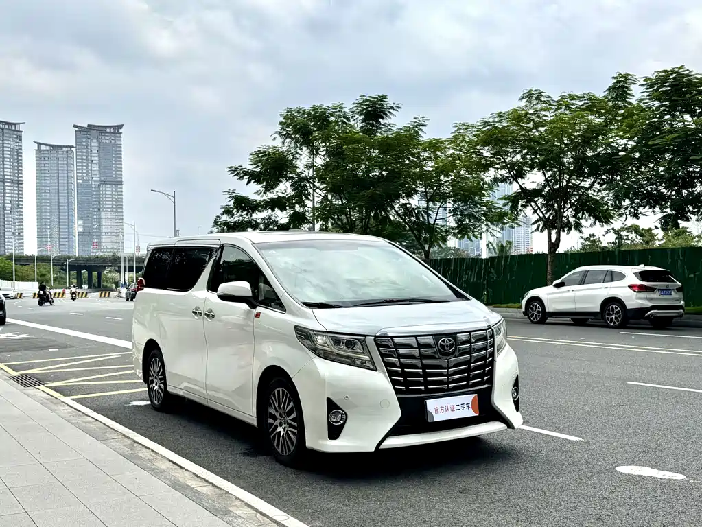 Toyota Alphard — миниатюра 3