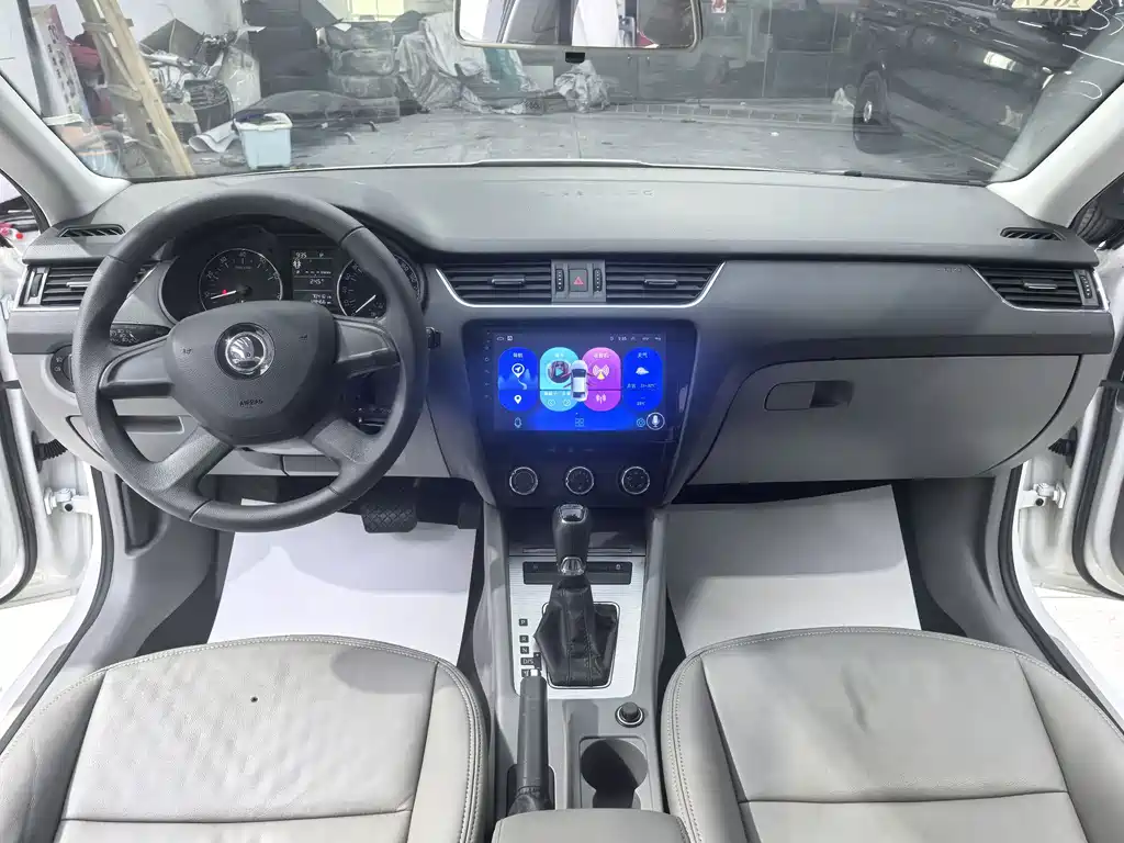 Skoda Octavia 2015 1.6L AT