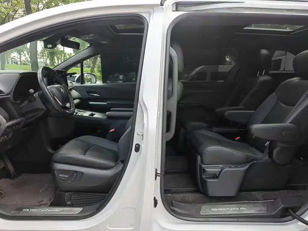 Toyota Sienna — миниатюра 5