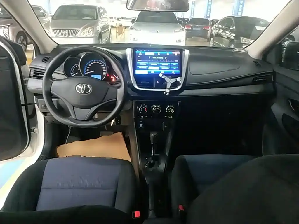 Toyota Yaris L — миниатюра 10