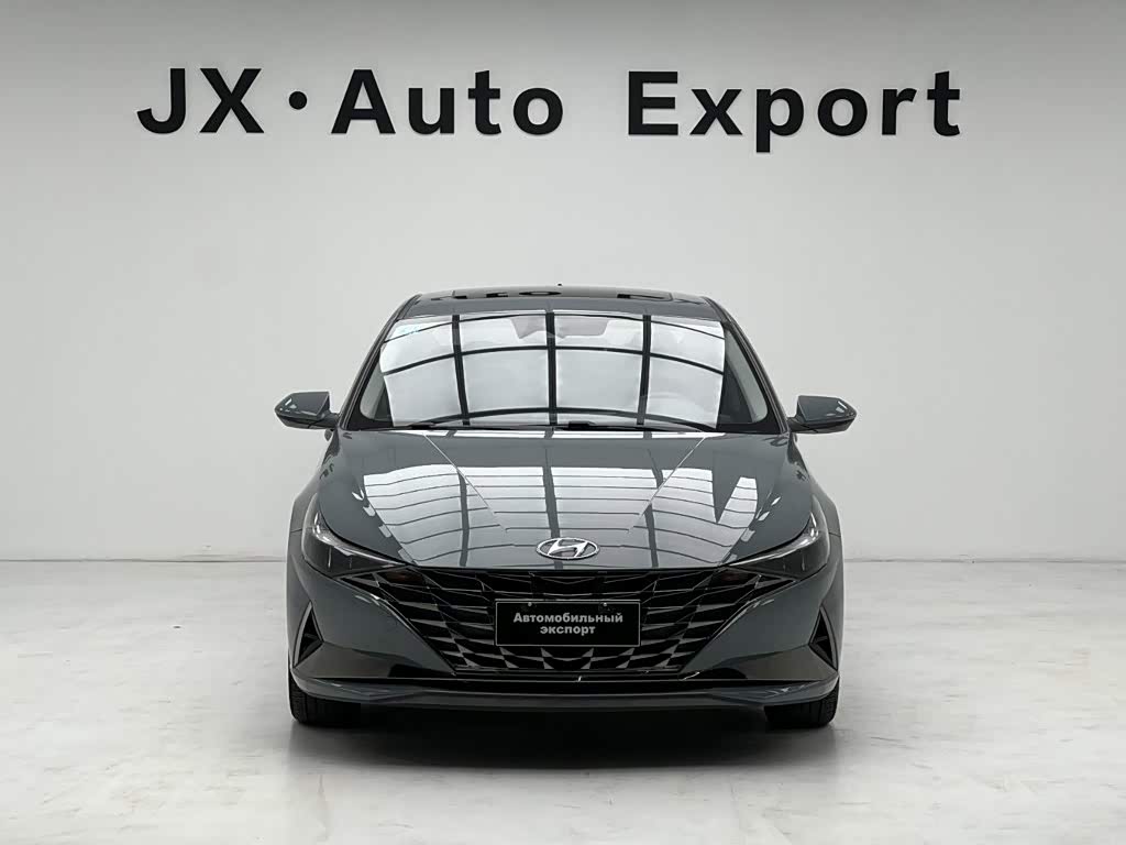 Hyundai Elantra 1.5 л 2022 г. Серебристо-серый, пробег 30000 км
