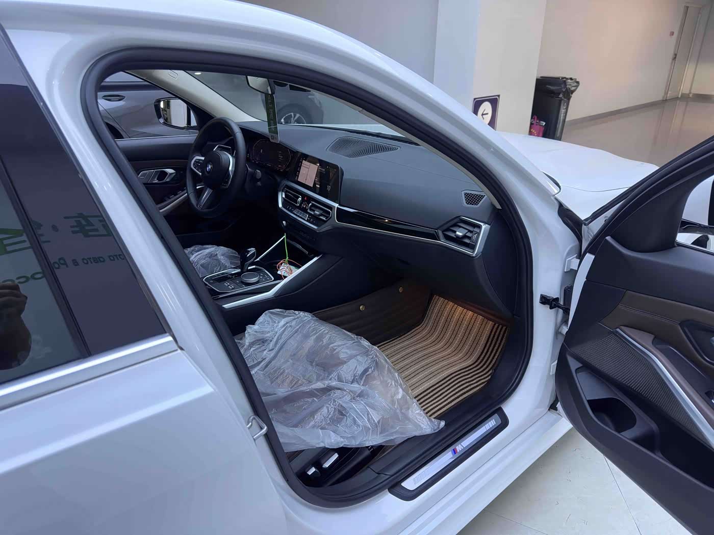 BMW 3 Series 2.0 л 2022 г. Белый, пробег 25000 км