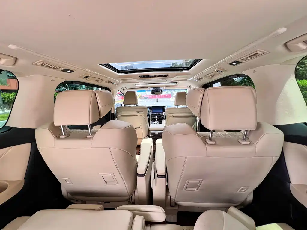 Toyota Alphard — миниатюра 18