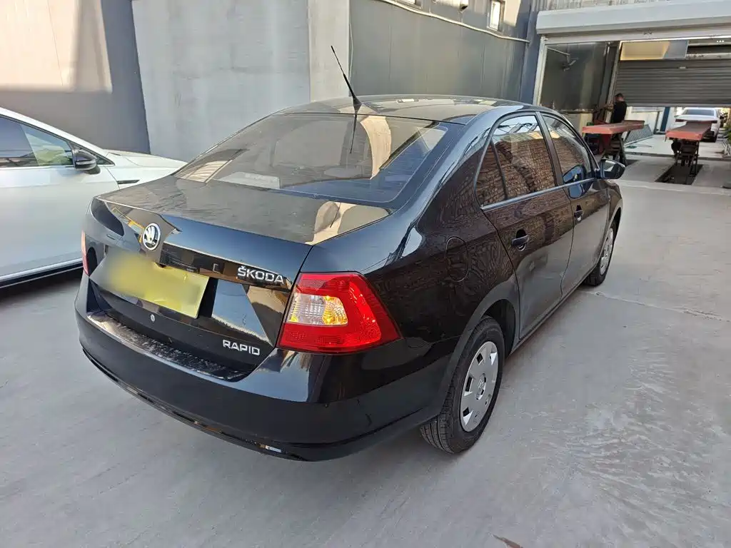Skoda Rapid — миниатюра 5