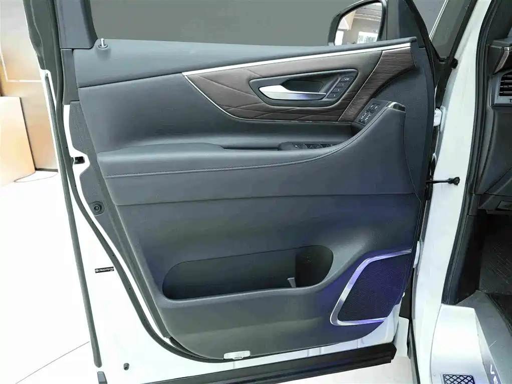 Toyota Vellfire — миниатюра 16