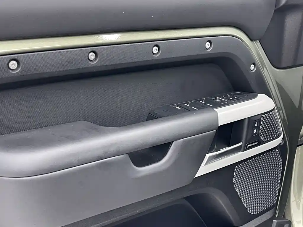 Land Rover Defender — миниатюра 10