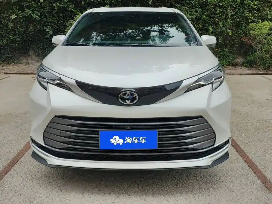Toyota Sienna — миниатюра 2