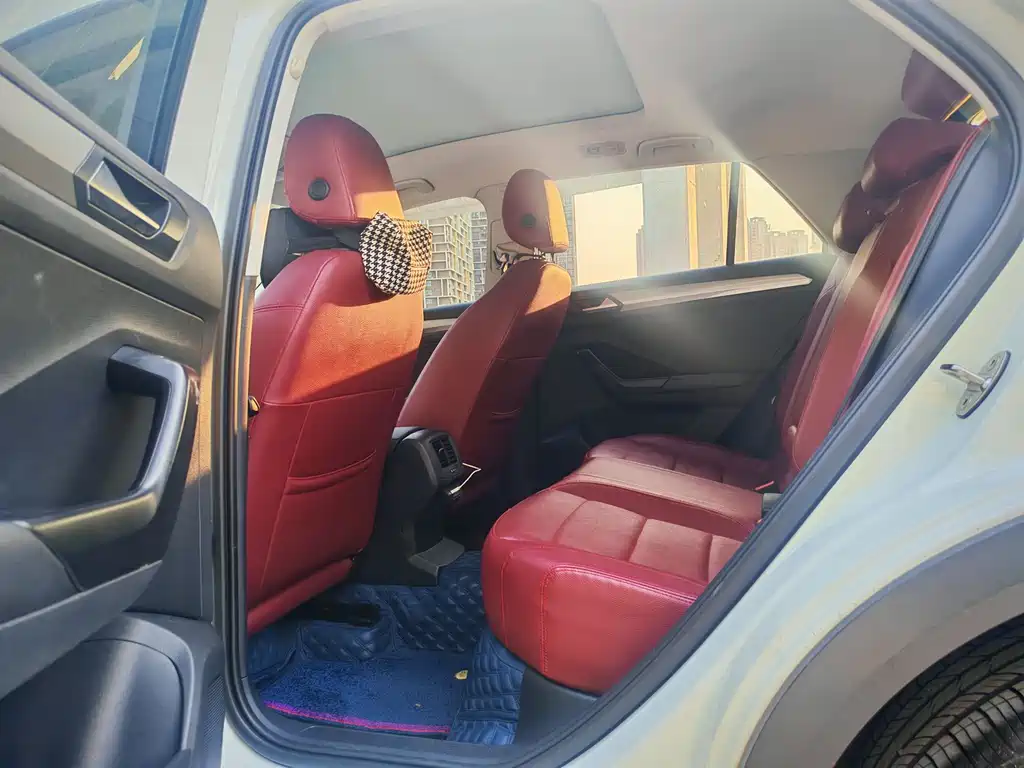 Volkswagen T-Roc - фото 6