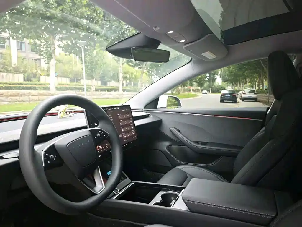 Tesla Model 3 — миниатюра 4