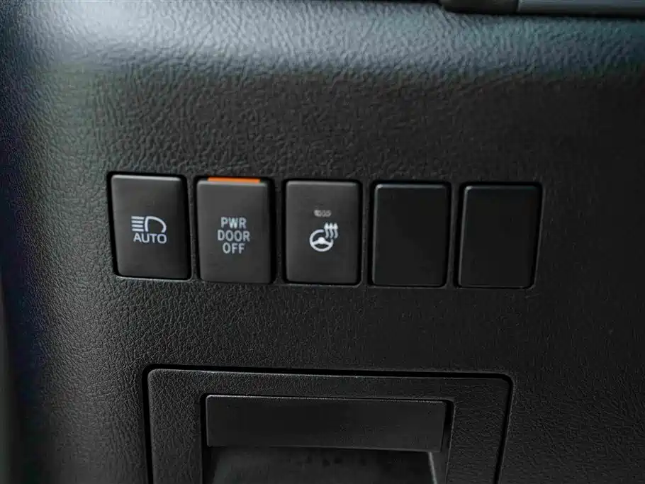 Toyota Alphard — миниатюра 10