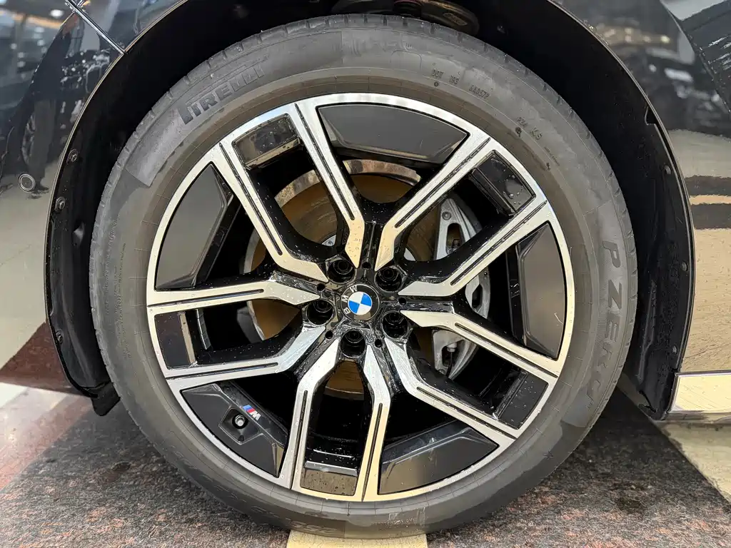 BMW 7 Series — миниатюра 13