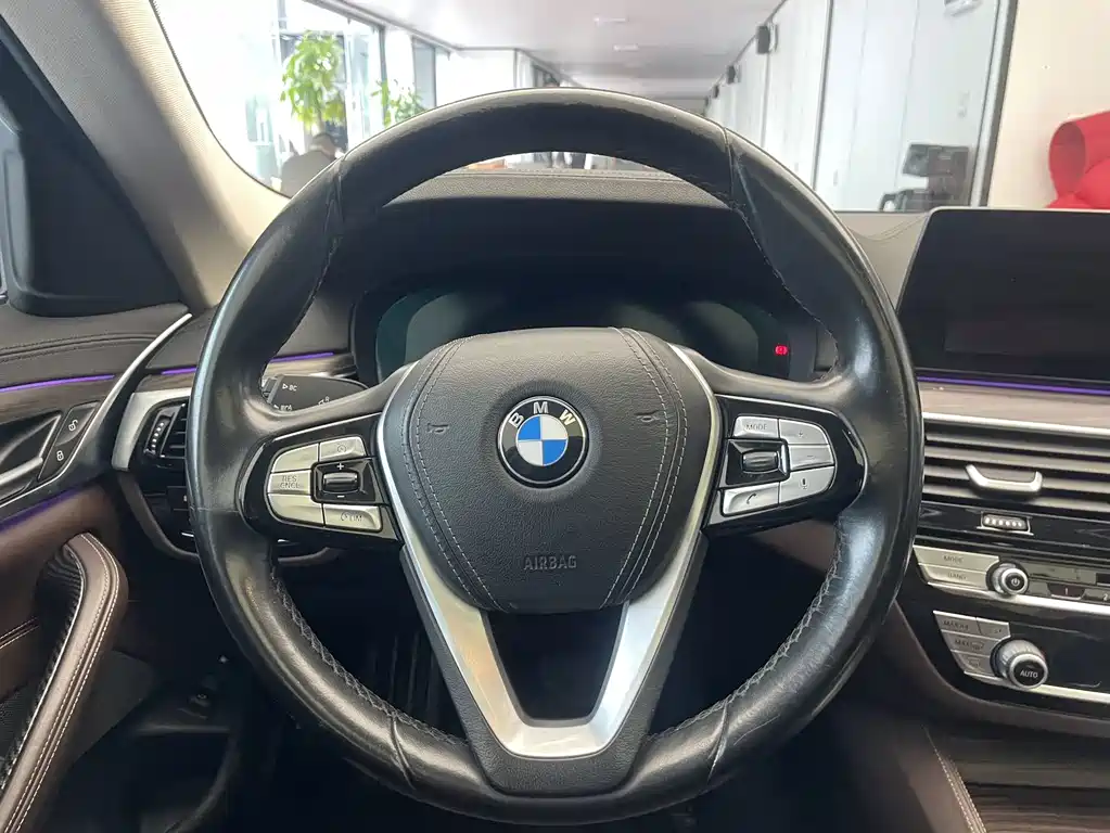 BMW 5 Series New Energy — миниатюра 3