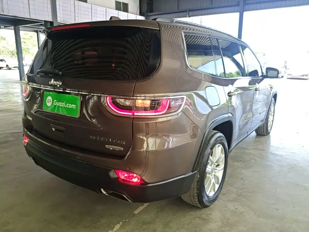 Jeep Commander — миниатюра 7