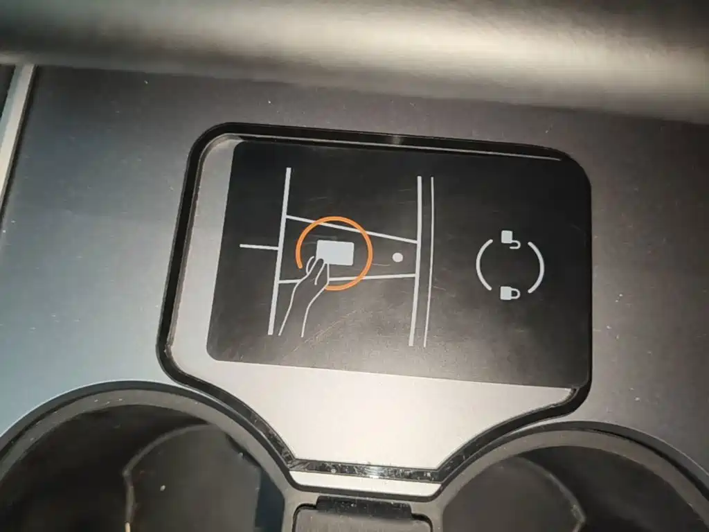 Tesla Model Y — миниатюра 9