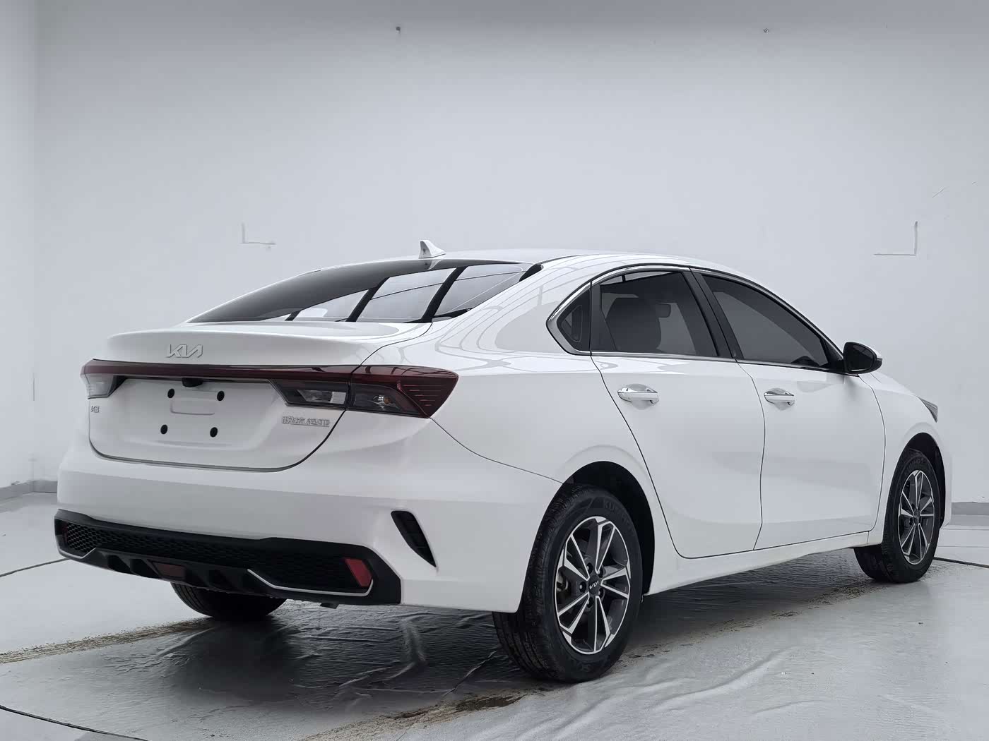 Kia K3 1.5 л 2023 г. Белый, пробег 15000 км