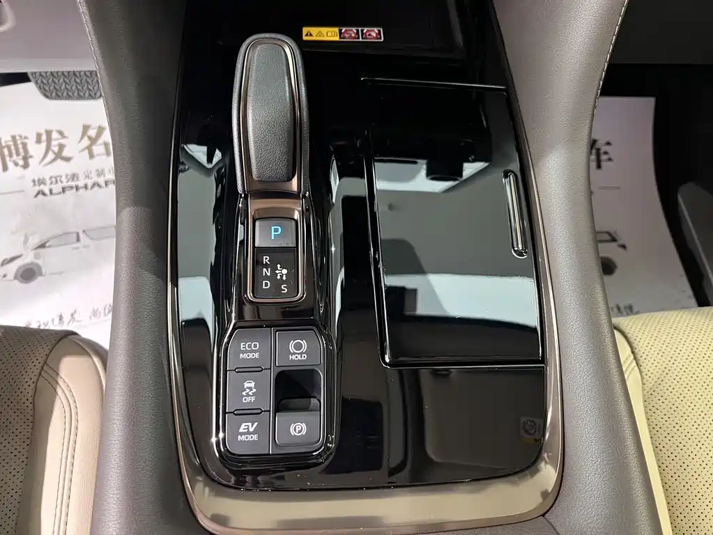 Toyota Alphard — миниатюра 21