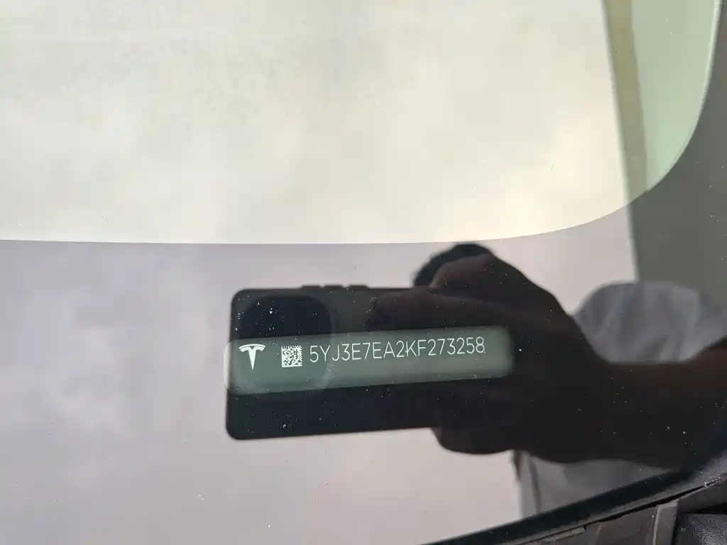 Tesla Model 3 — миниатюра 7