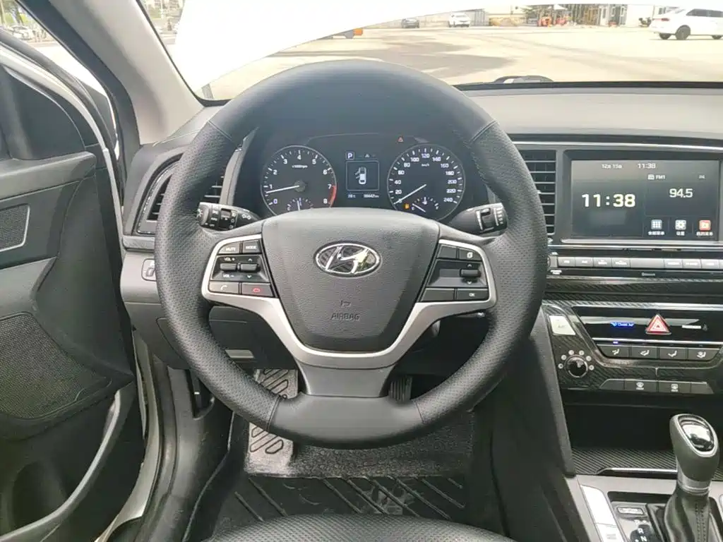 Hyundai Elantra — миниатюра 11