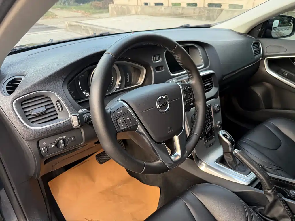 Volvo V40 — миниатюра 10