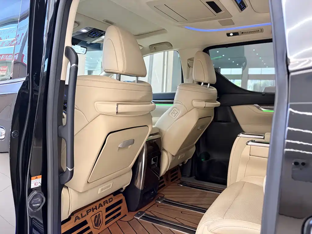 Toyota Alphard — миниатюра 14