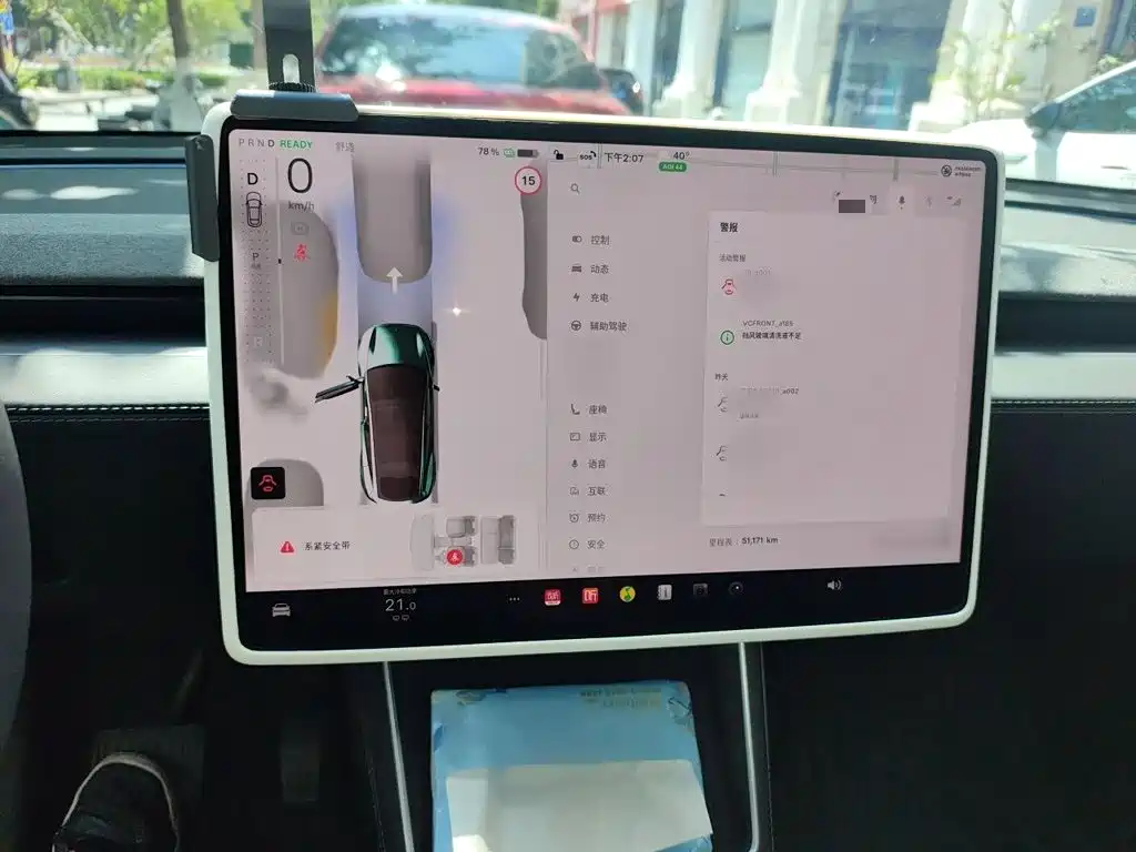 Tesla Model Y — миниатюра 4