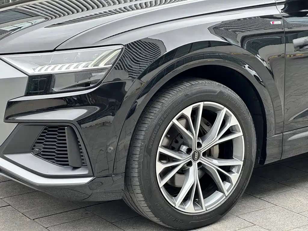 AUDI  Q8