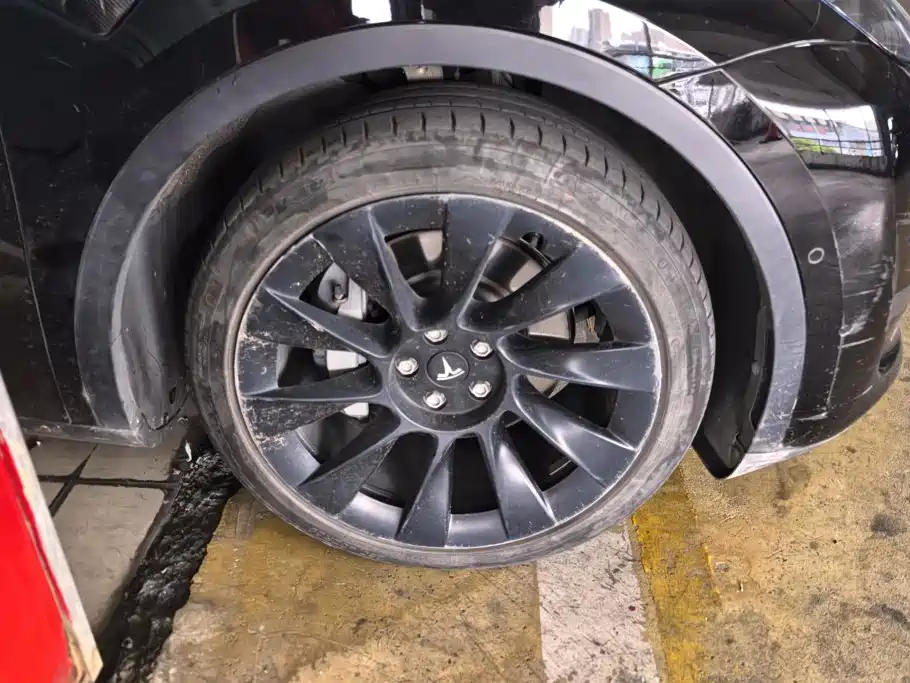 Tesla Model Y — миниатюра 6
