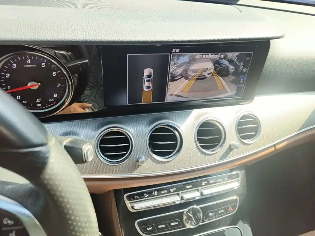 Mercedes-Benz E-Class — миниатюра 13