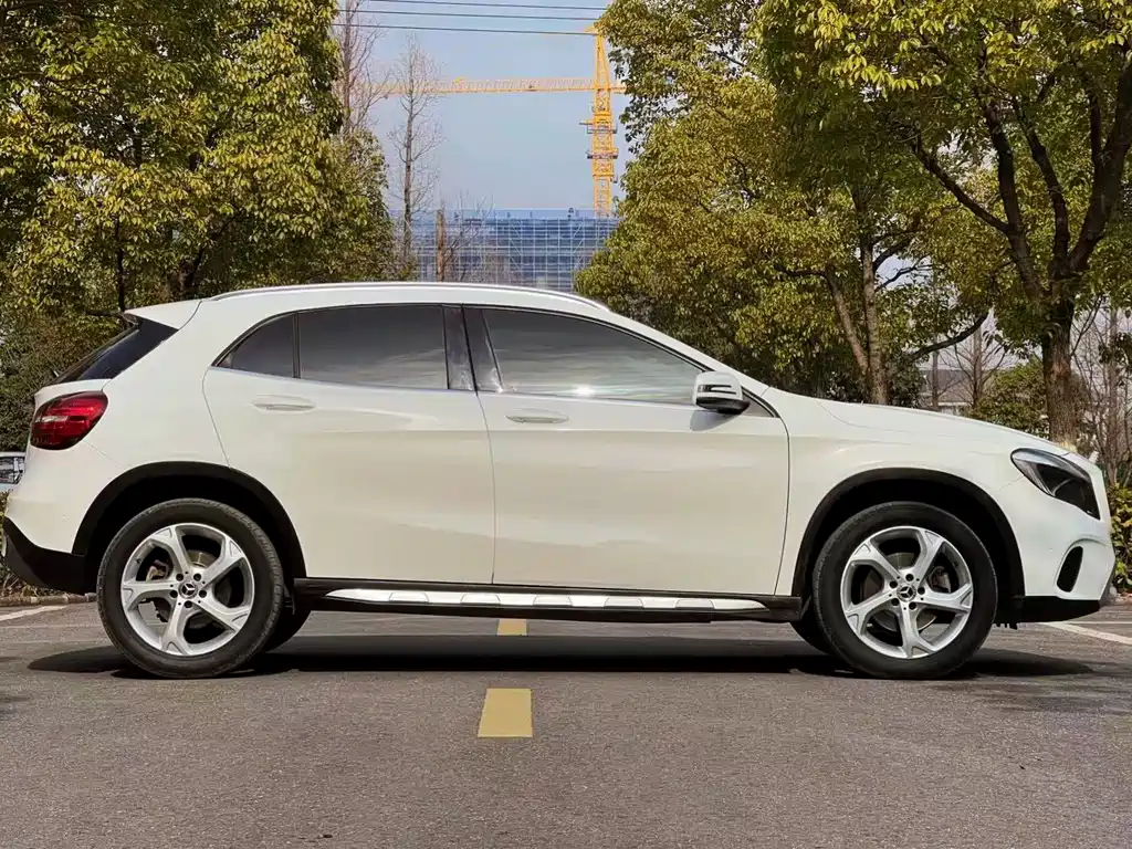 MERCEDES-BENZ GLA