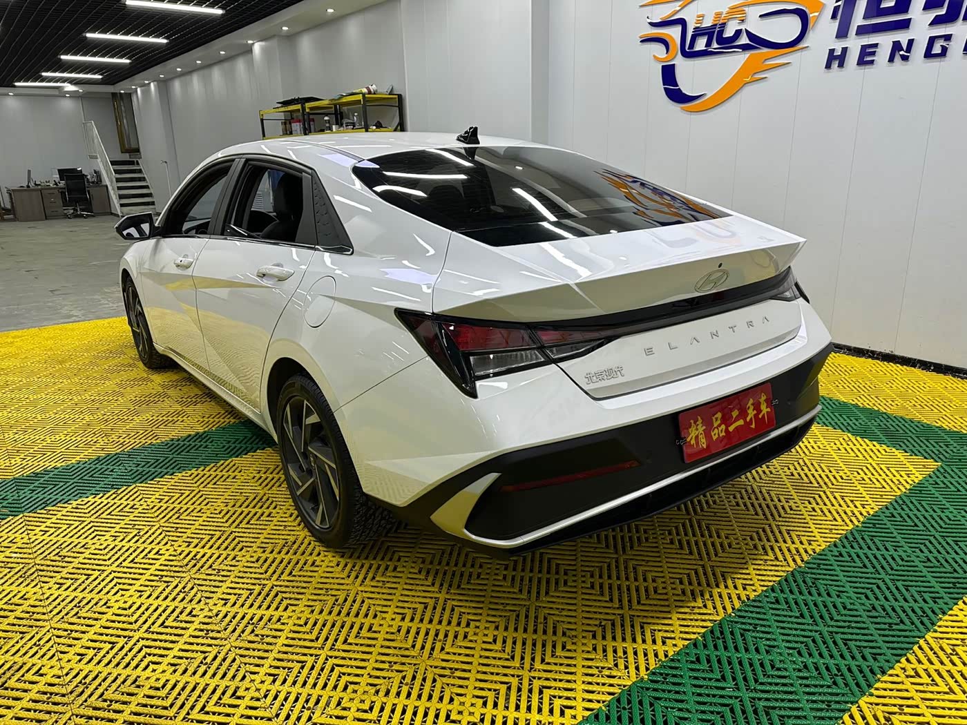Hyundai Elantra 1.5 л 2023 г. Белый, пробег 37000 км