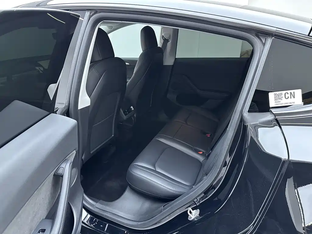 Tesla Model Y — миниатюра 16