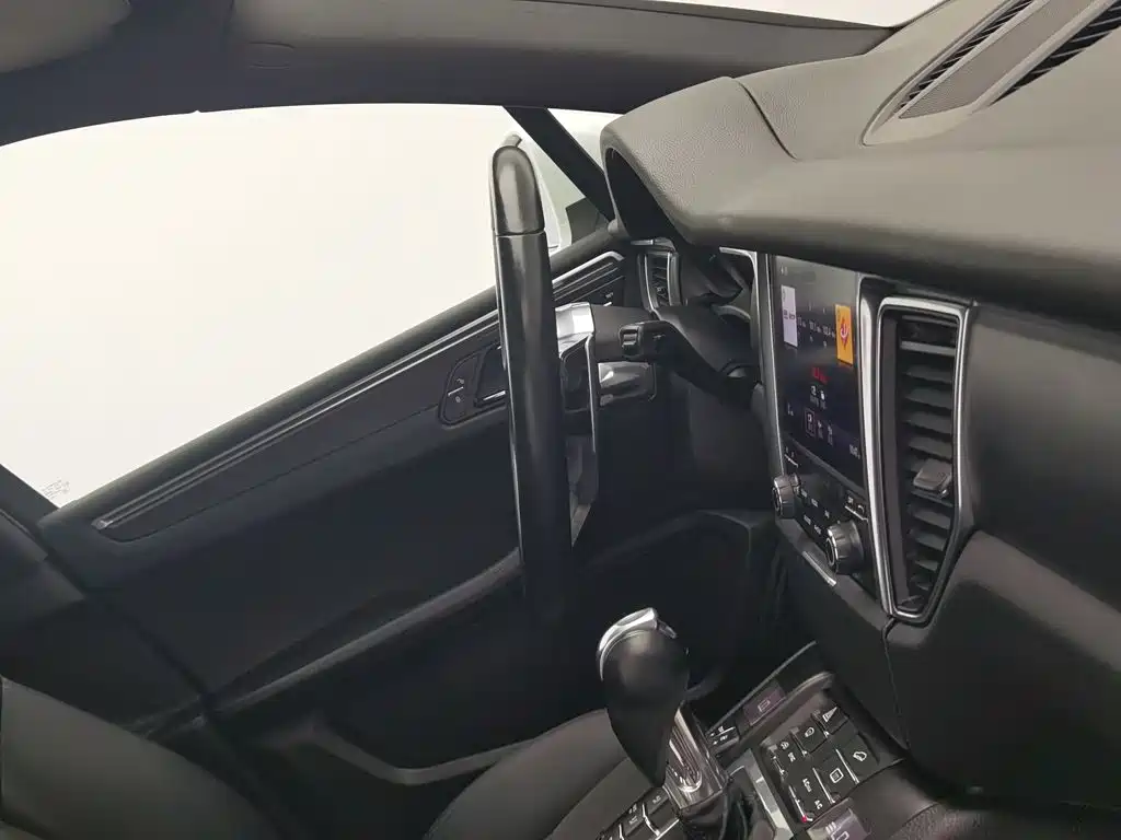 Porsche Macan — миниатюра 22