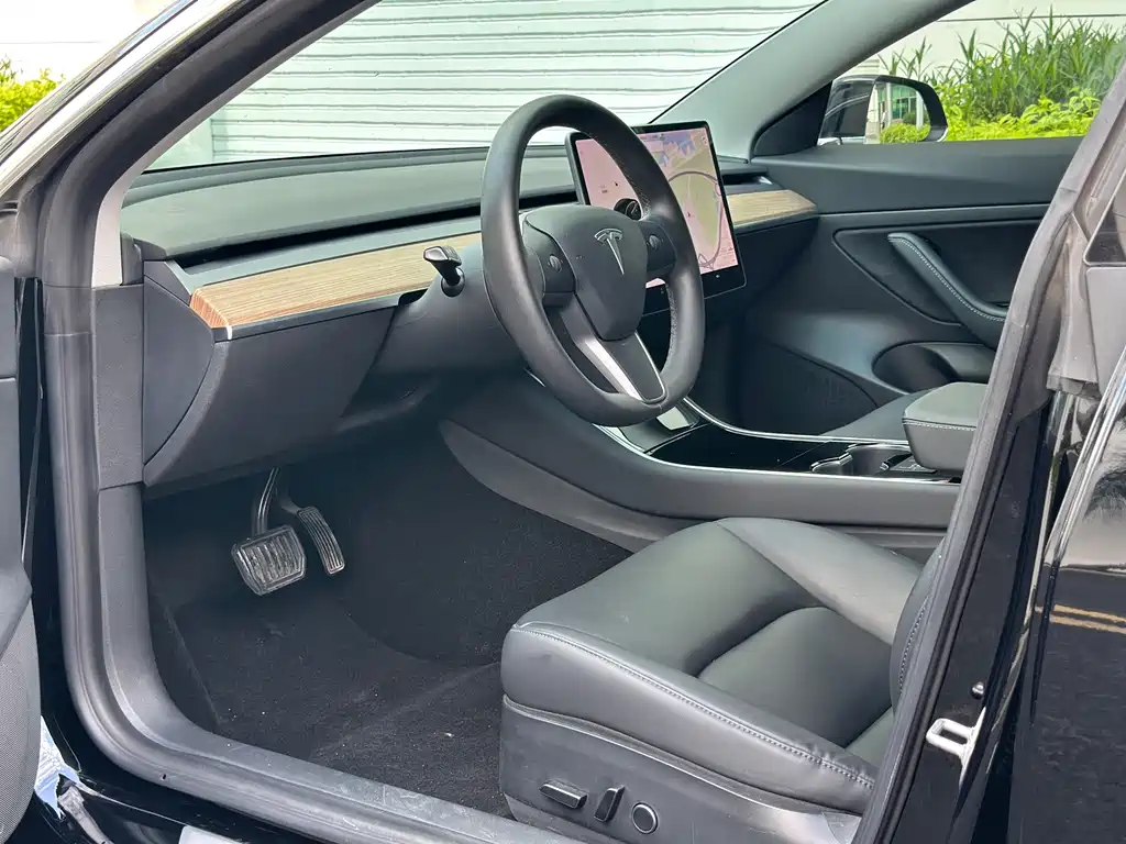 Tesla Model 3 — миниатюра 15