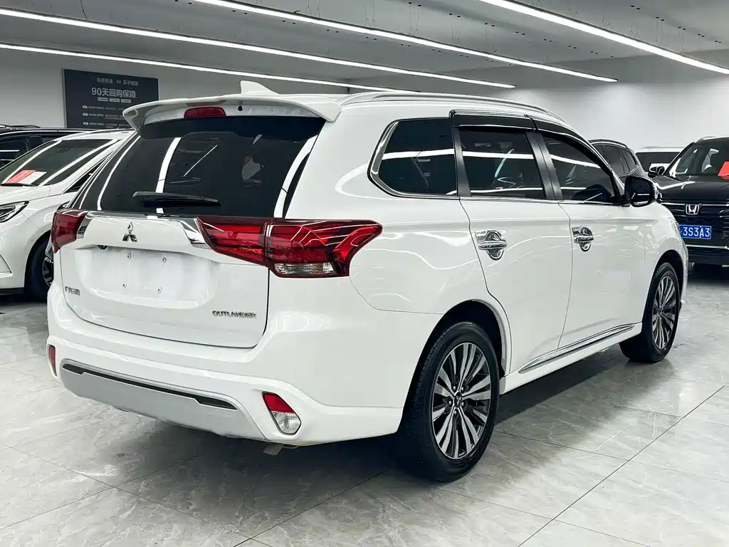 Mitsubishi Outlander — миниатюра 4