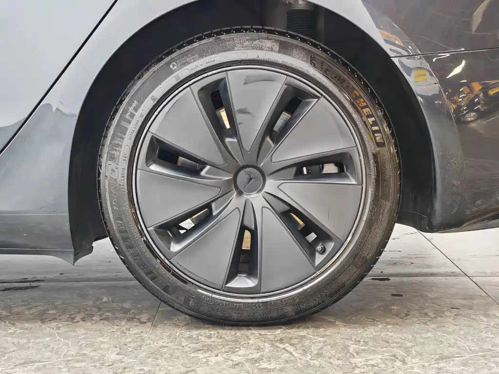 Tesla Model 3 — миниатюра 9