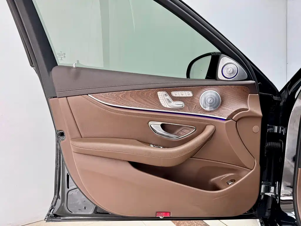 Mercedes-Benz E-Class — миниатюра 8