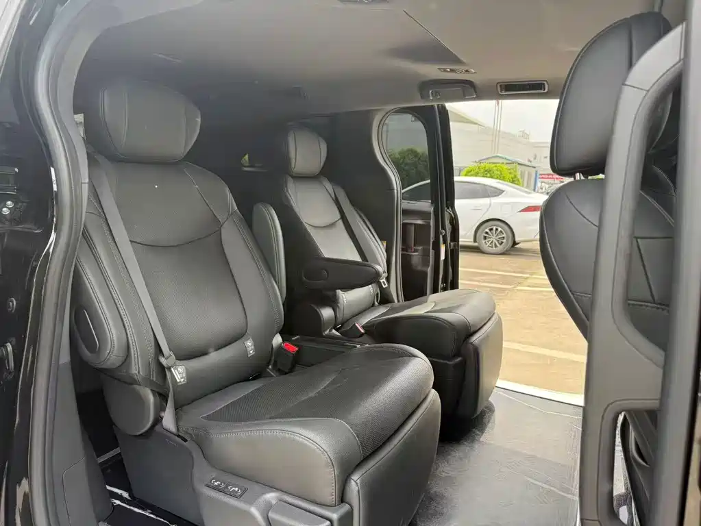 Toyota Sienna — миниатюра 9