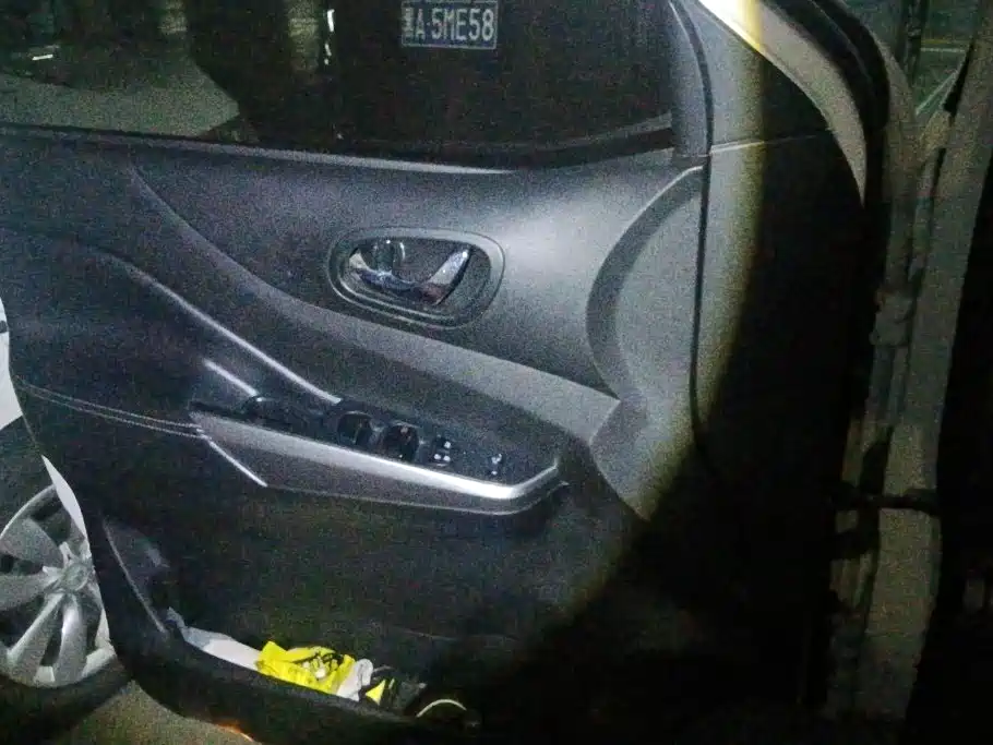 Nissan Terra — миниатюра 7