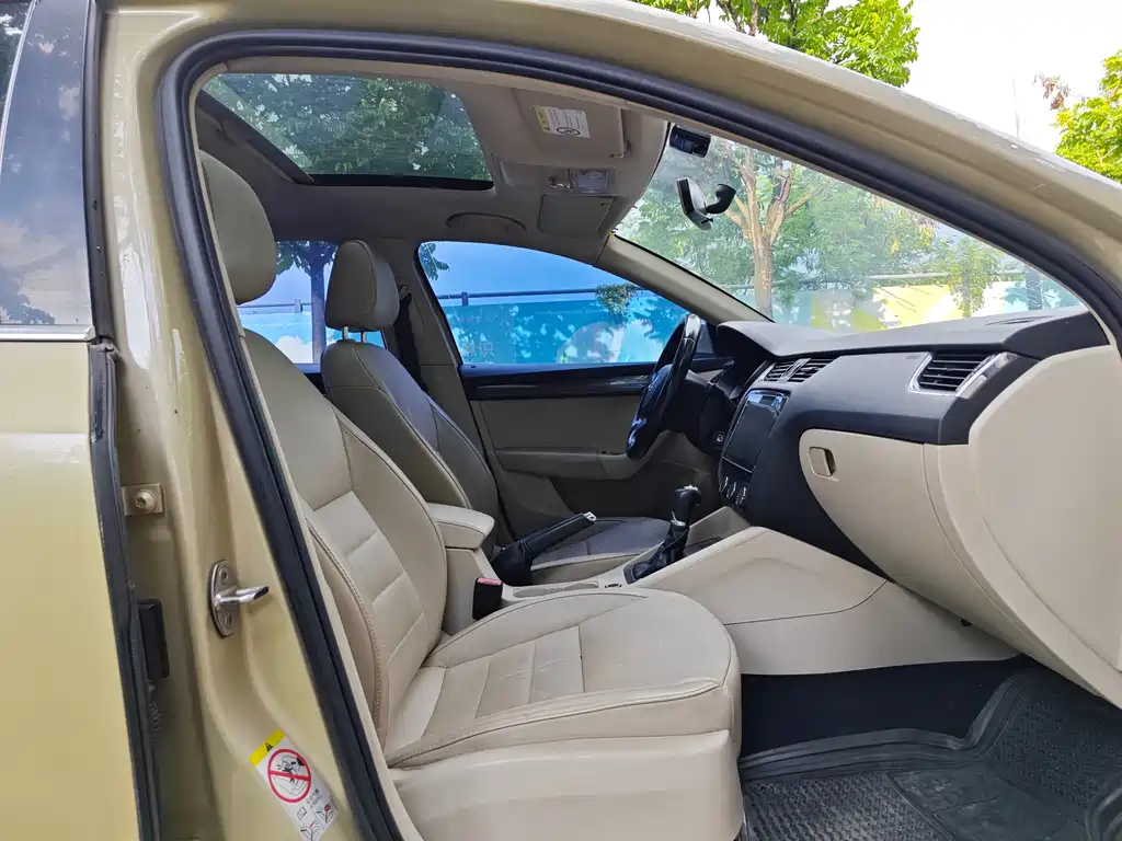 Skoda Octavia 2015 1.6L AT