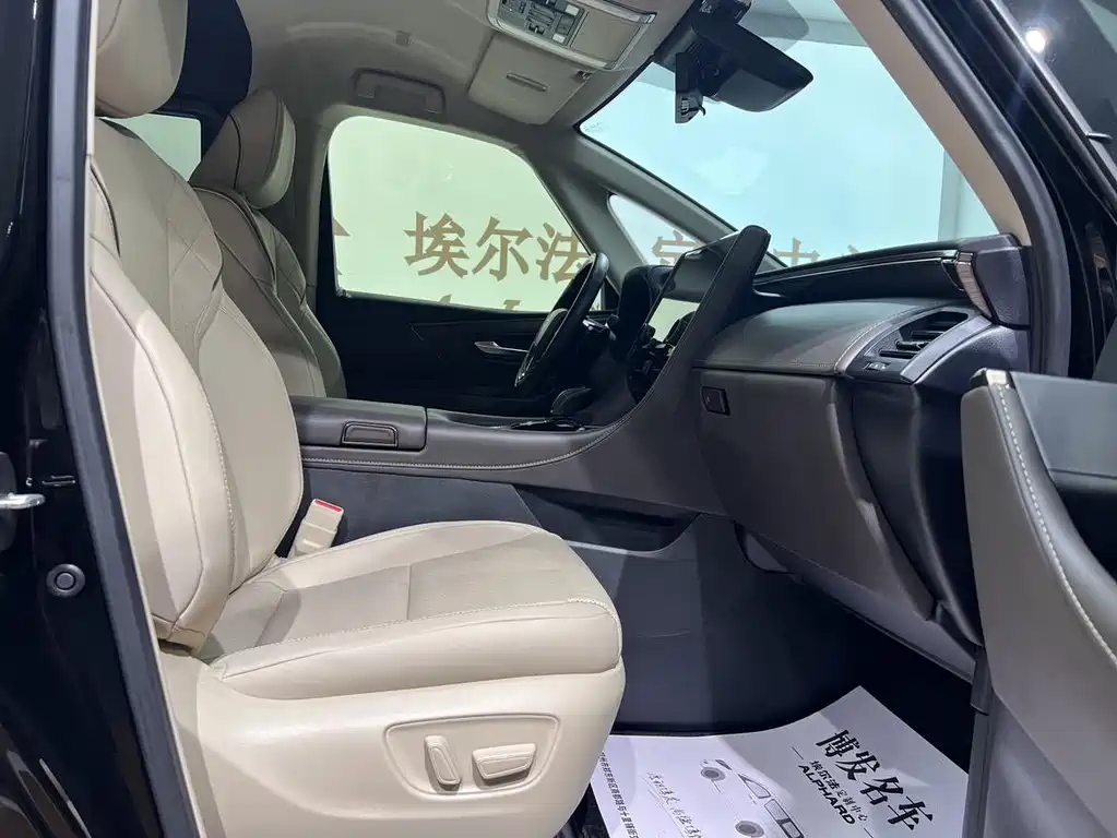 Toyota Alphard — миниатюра 9