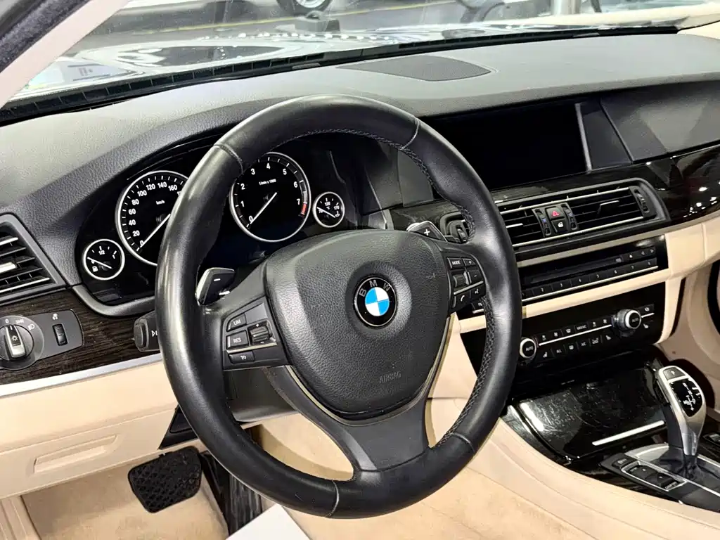BMW 5 Series — миниатюра 7
