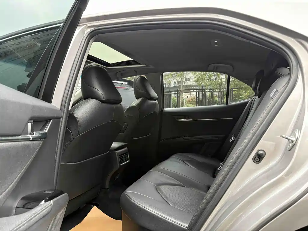 Toyota Camry — миниатюра 7