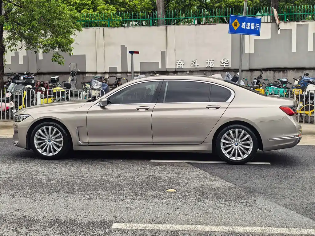 BMW 7 Series — миниатюра 4