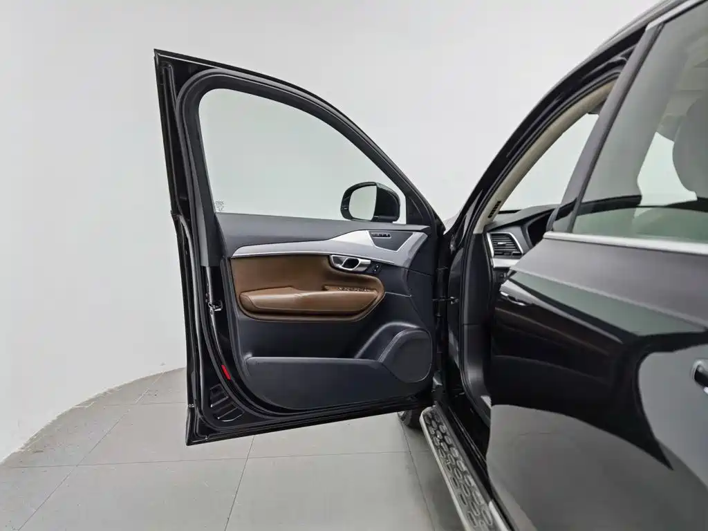 Volvo XC90 — миниатюра 8
