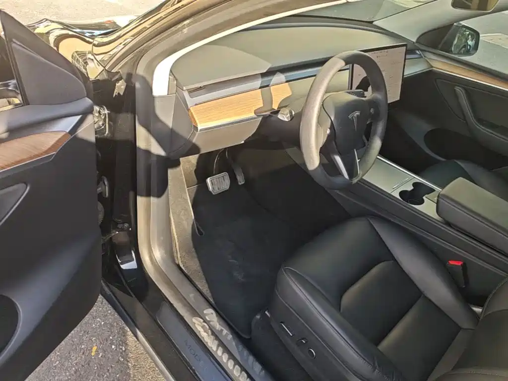 Tesla Model Y — миниатюра 16