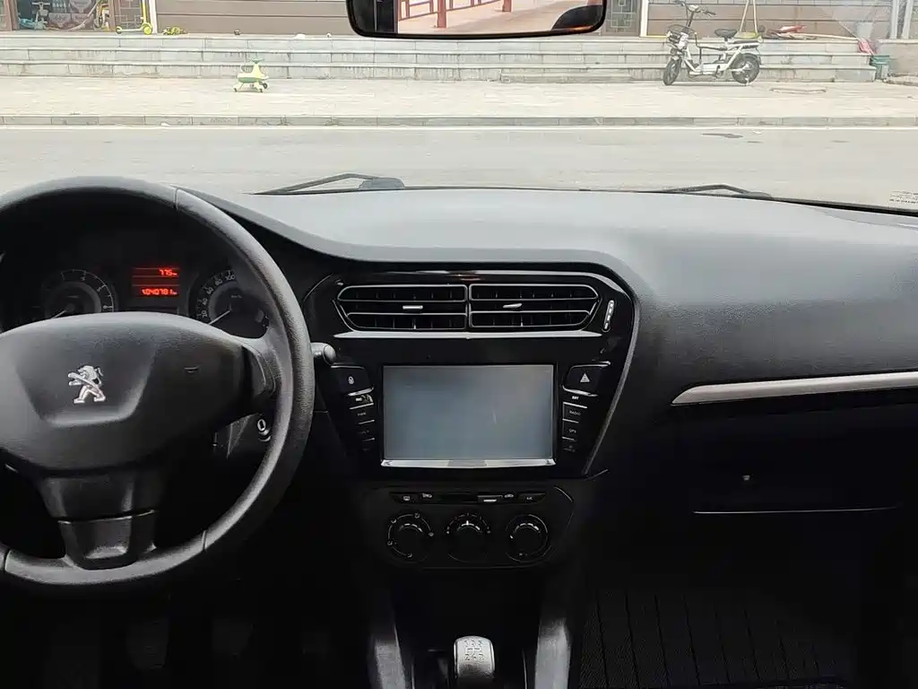 Peugeot 301 2016 1.6L MT Comfort