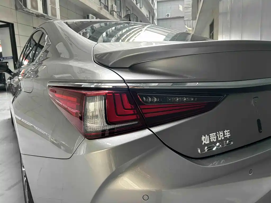 Lexus ES 2020 — фото 6