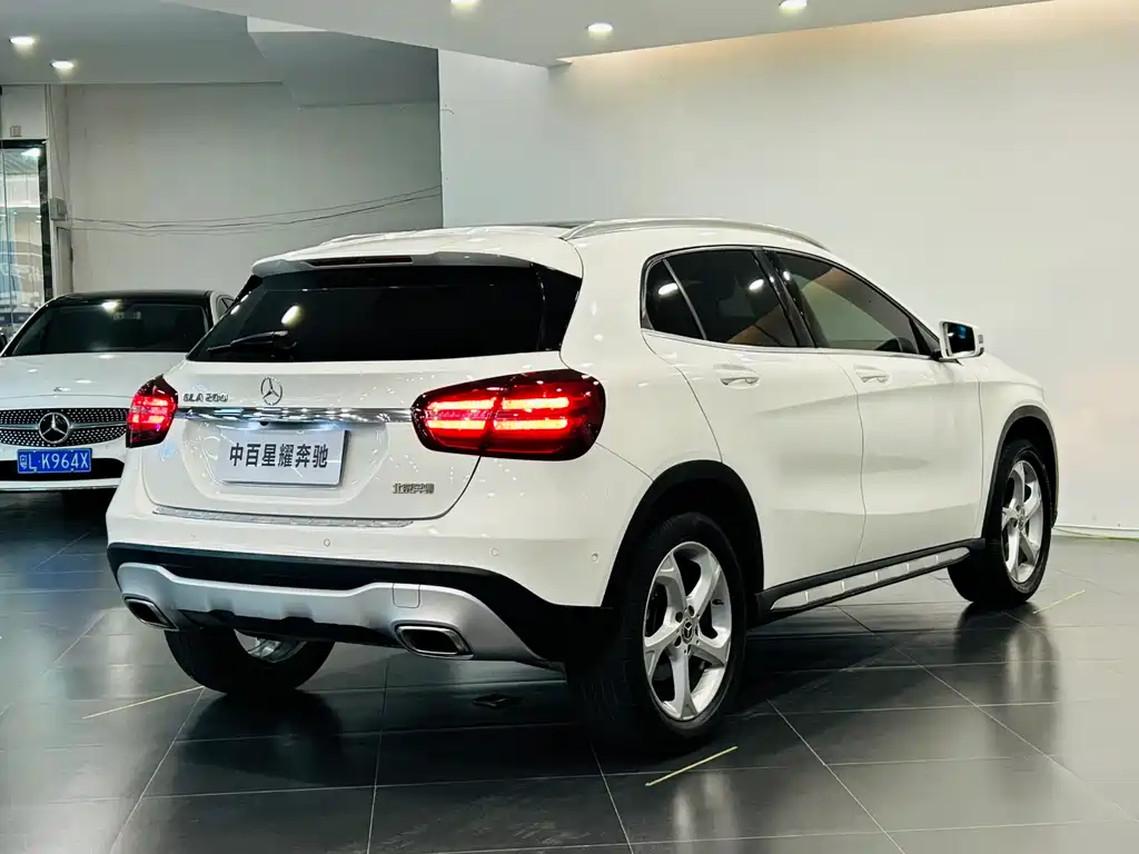 MERCEDES-BENZ GLA
